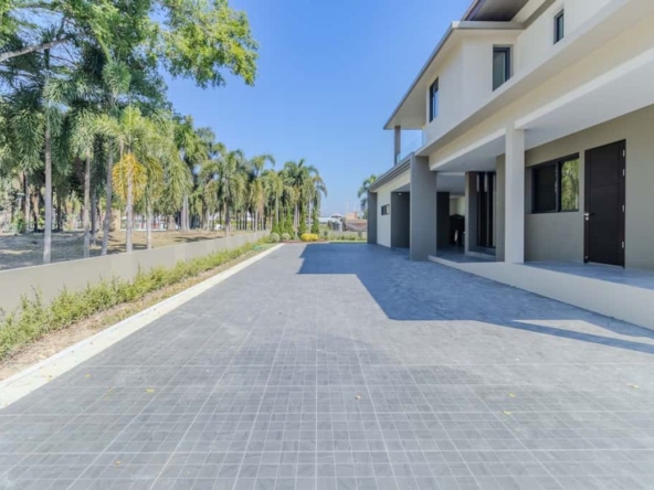 Luxury Villa with Private Pool for Sale in Summit Green Valley