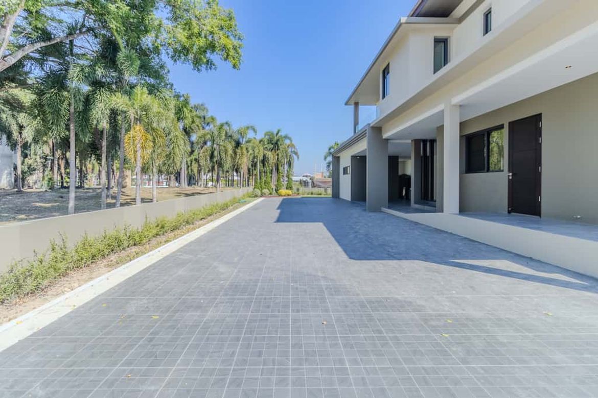 Luxury Villa with Private Pool for Sale in Summit Green Valley