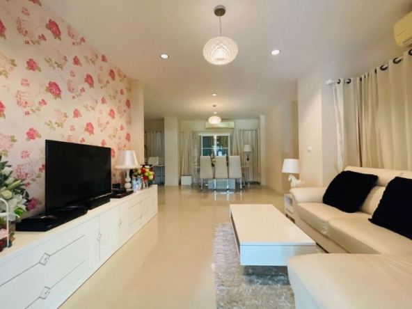 Luxury house for sale in the quality project The Urbana Chiang Mai.  Location: 700 Years Somphot Road