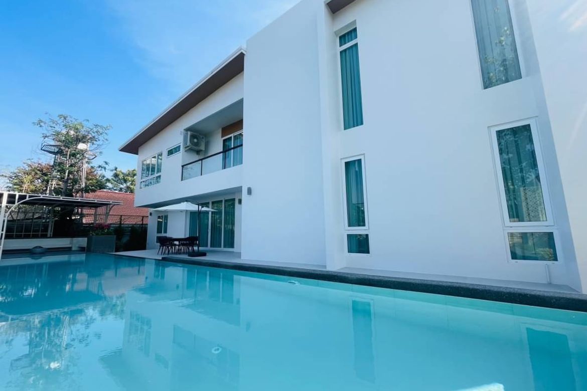 Luxurious detached house for sale