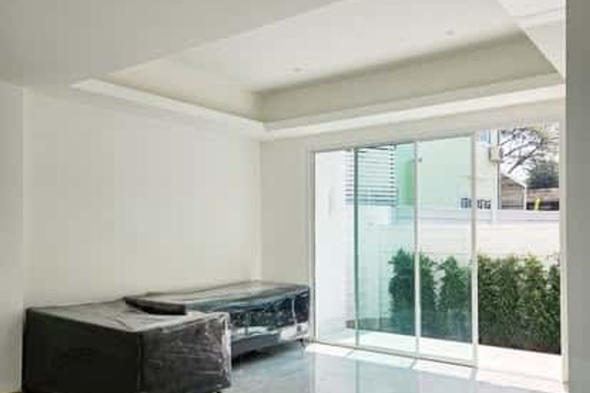 just 8 minutes from Maya Mall-KMP-HSMC8703D