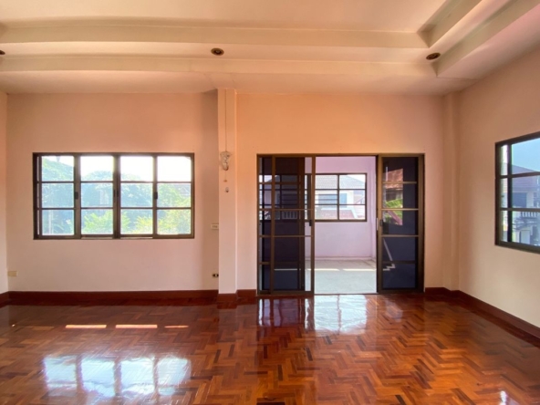 A family home 4 bed for sale in Muang Chiang Mai-P-PHS1055