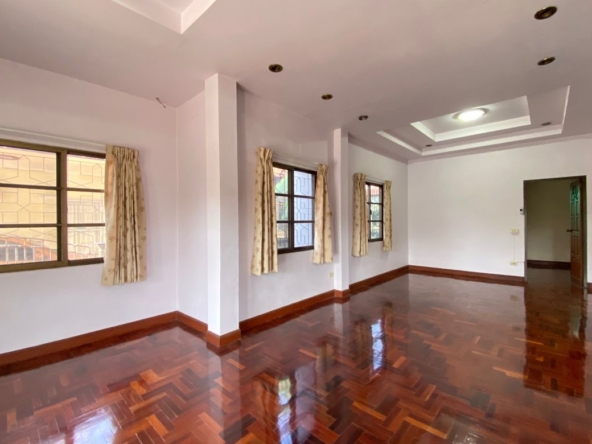 A family home 4 bed for sale in Muang Chiang Mai-P-PHS1055