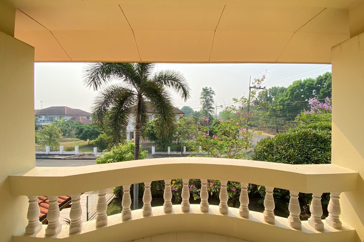 A family home for sale in Sankhampeang