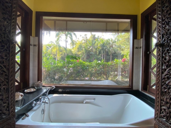 Luxurious 6 Bedroom Pool Villa in Mae Jo
