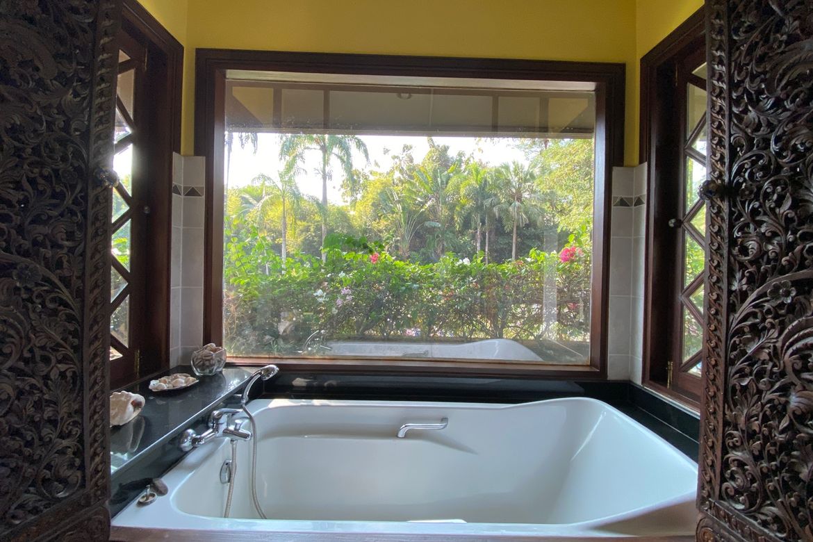 Luxurious 6 Bedroom Pool Villa in Mae Jo