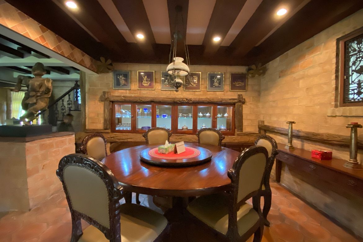 Luxurious 6 Bedroom Pool Villa in Mae Jo