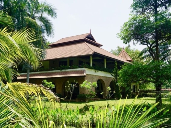 Luxurious 6 Bedroom Pool Villa in Mae Jo