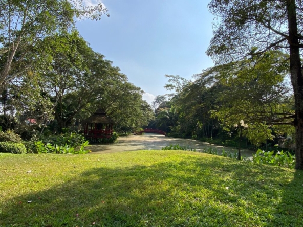 Luxurious 6 Bedroom Pool Villa in Mae Jo