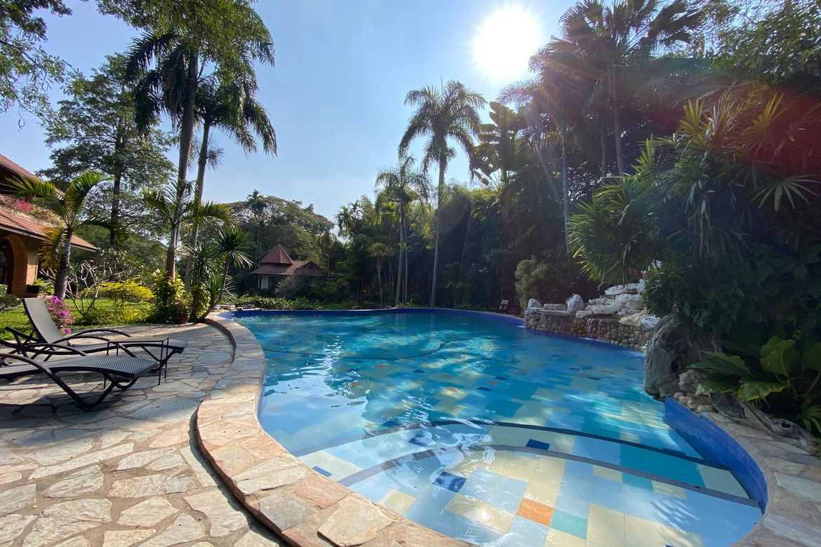 Luxurious 6 Bedroom Pool Villa in Mae Jo