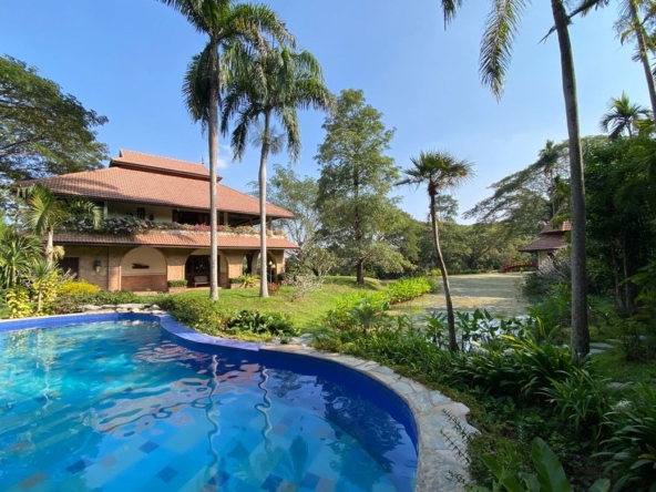 Luxurious 6 Bedroom Pool Villa in Mae Jo