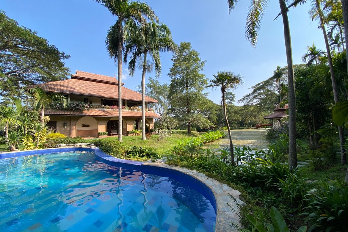 Luxurious 6 Bedroom Pool Villa in Mae Jo