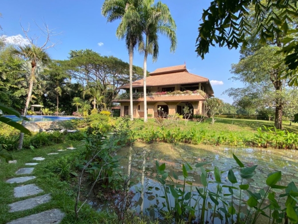 Luxurious 6 Bedroom Pool Villa in Mae Jo