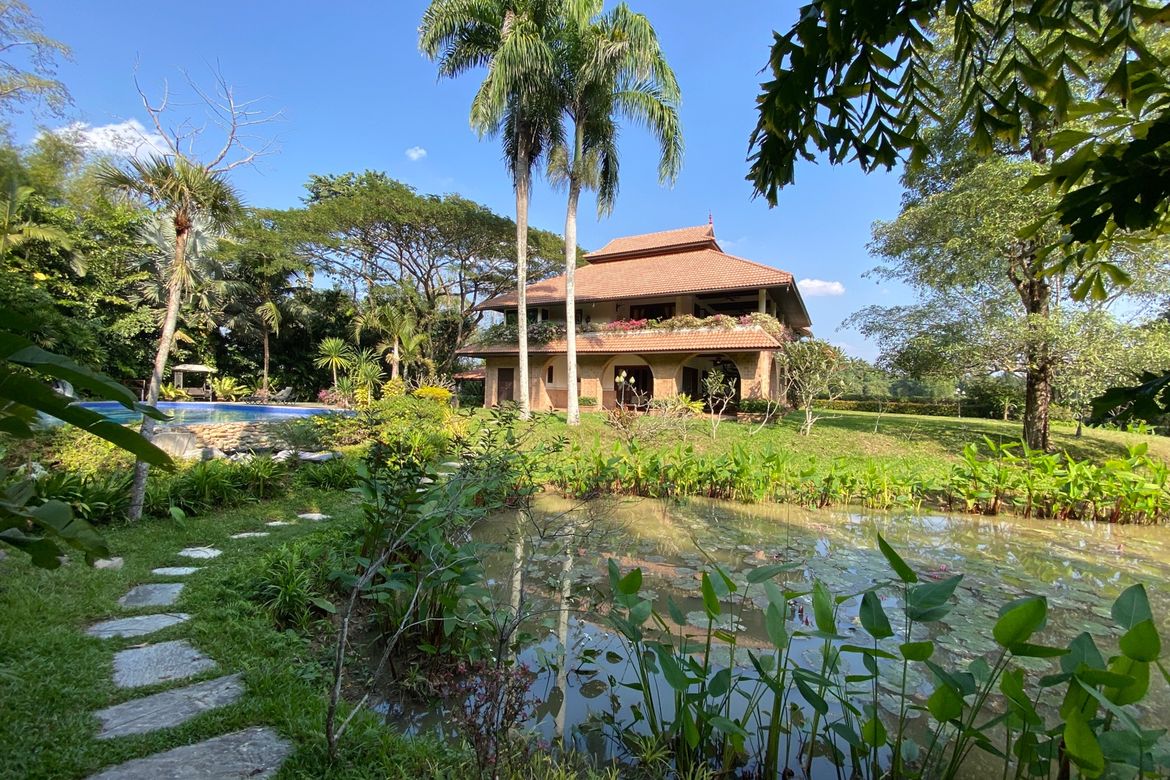 Luxurious 6 Bedroom Pool Villa in Mae Jo