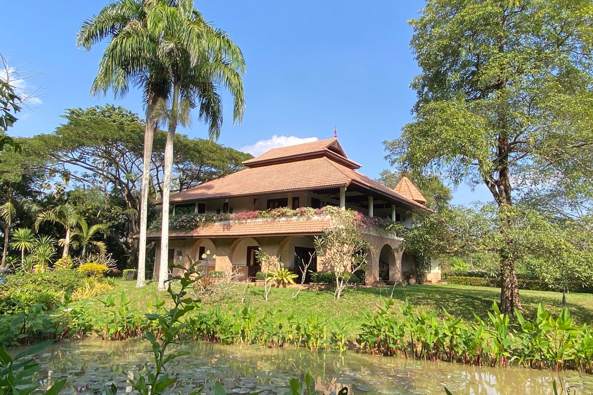 Luxurious 6 Bedroom Pool Villa in Mae Jo