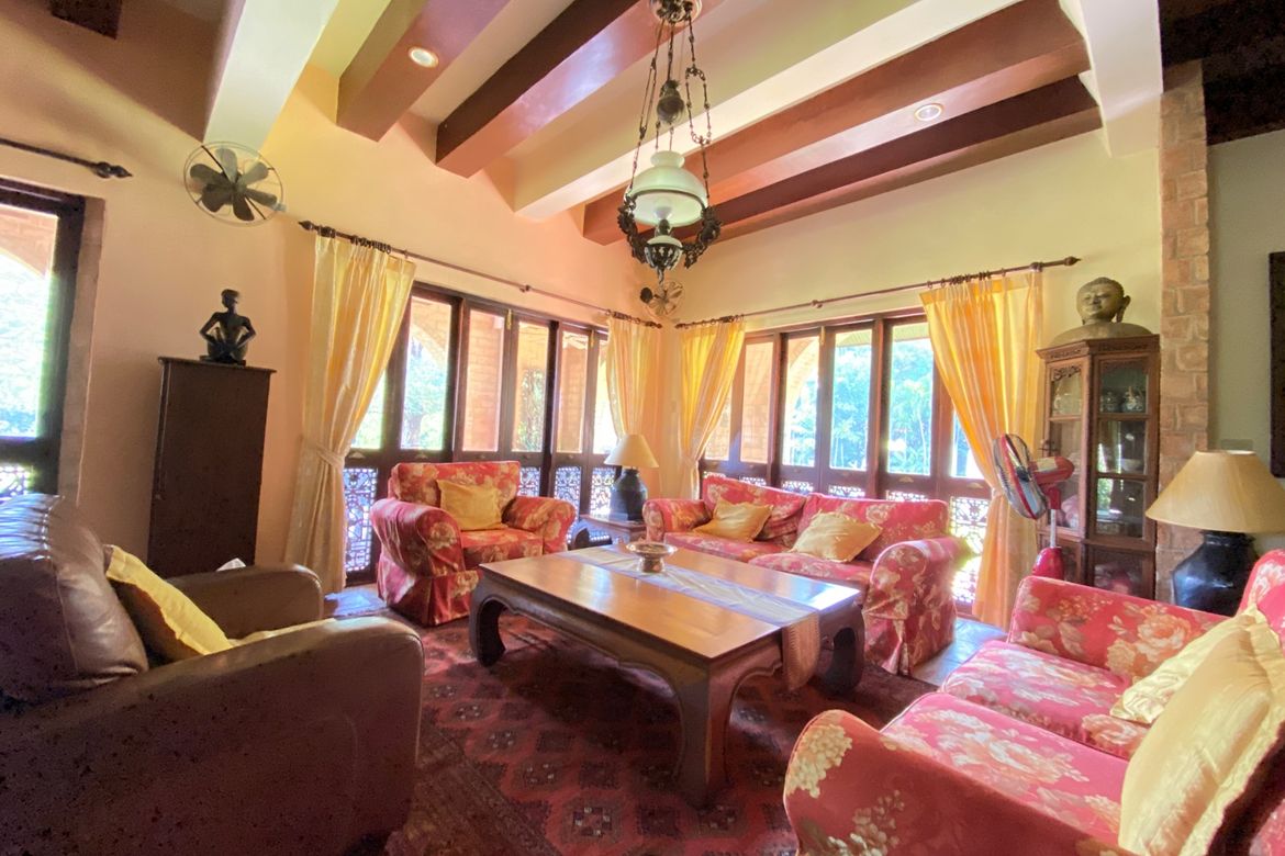 Luxurious 6 Bedroom Pool Villa in Mae Jo