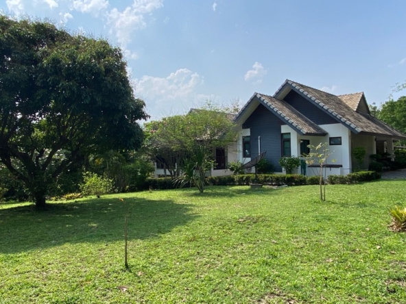 A charming one storey villa 2 bed for rent or sale in Mae Rim