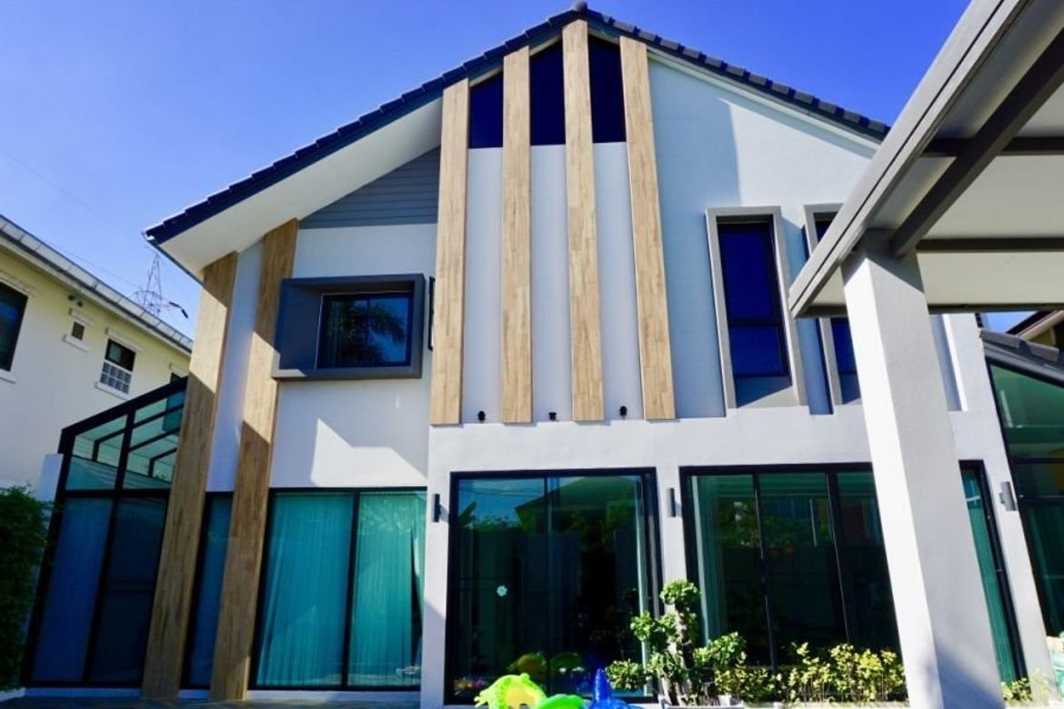 A modern house with pool for rent or sale in San Sai