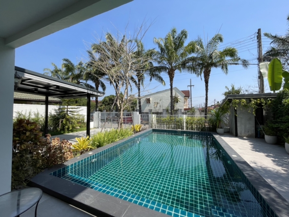 Newly refurbished 4 bedroom house with pool for sale in San Kamphaeang-SHG-HS483