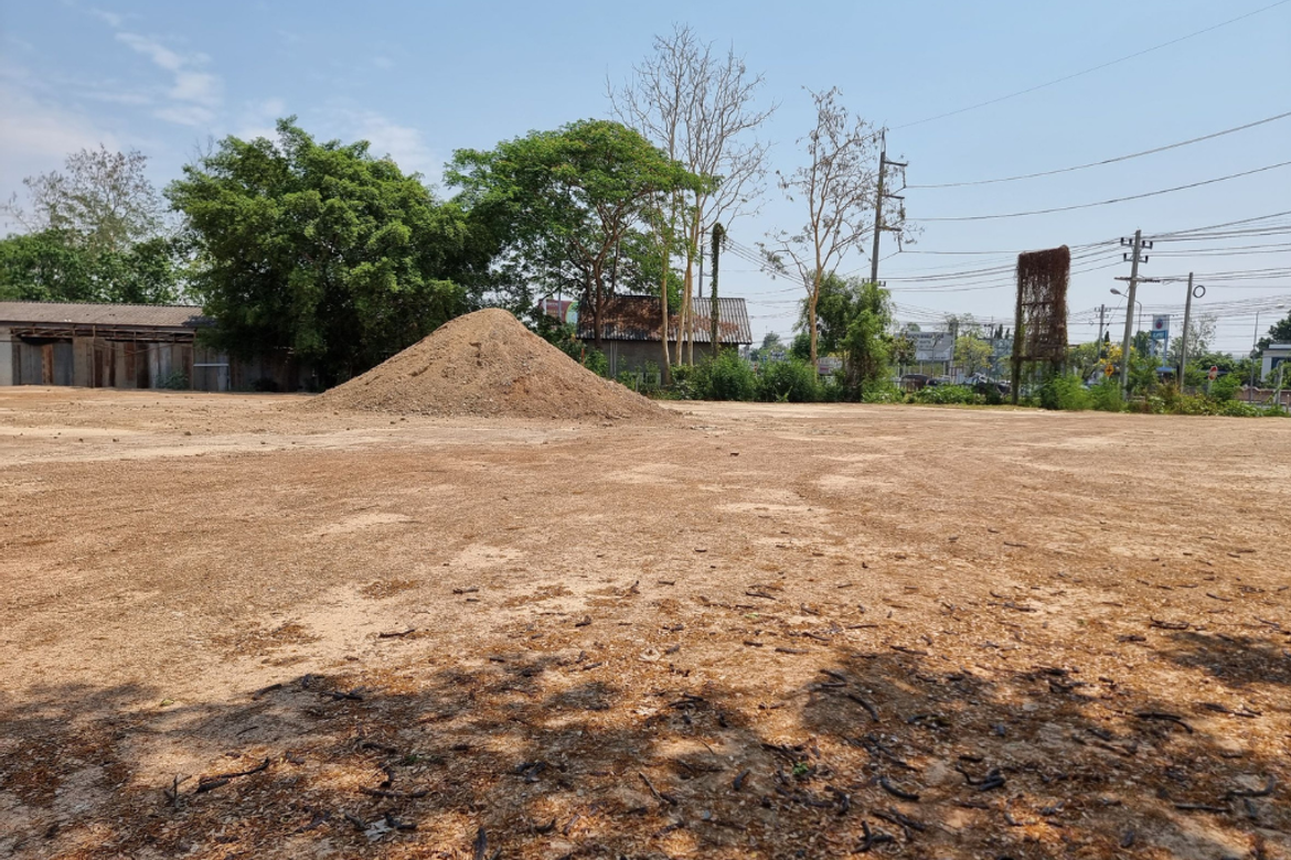 near the Royal Flora Expo (ID:261LR)-MR-261LR