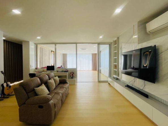 Luxury Hi-End Pool Villa  A modern luxury home near Chiang Mai city center