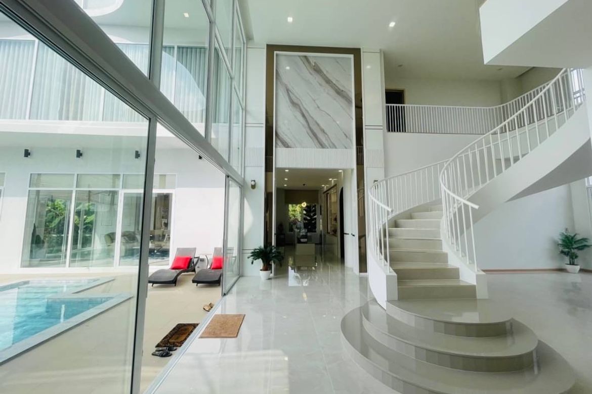 Luxury Hi-End Pool Villa  A modern luxury home near Chiang Mai city center