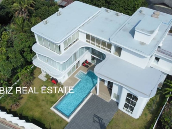 Luxury Hi-End Pool Villa  A modern luxury home near Chiang Mai city center