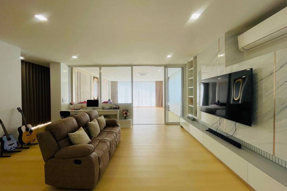 Luxury Hi-End Pool Villa  A modern luxury home near Chiang Mai city center