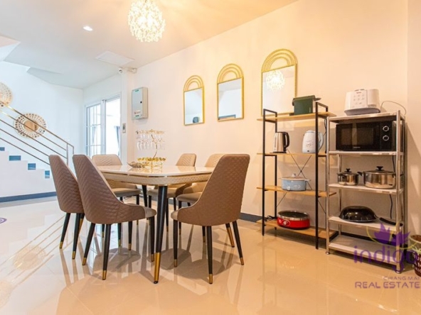 just minutes from Meechok Plaza. Perfect for Airbnb
