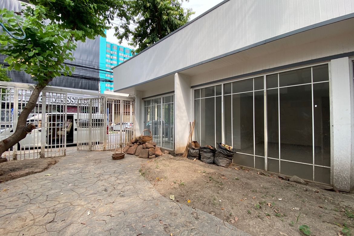 Commercial space for rent on Chang Klan Road