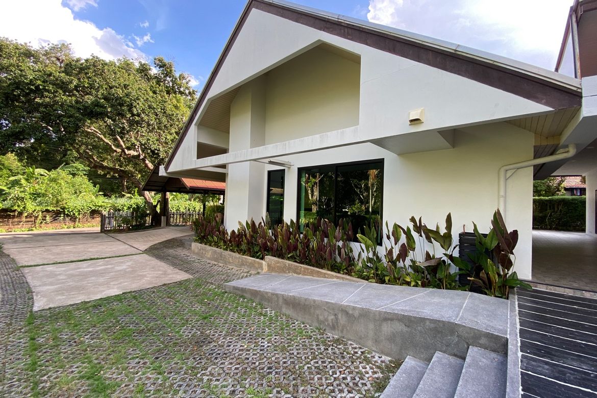 A unique house with 3 bed for rent near Chiang Mai University