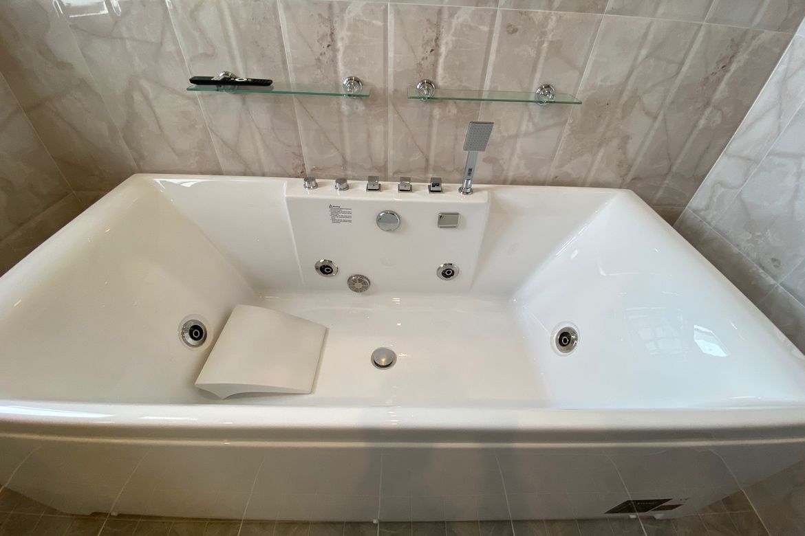 Brand new 6 bed house with pool for sale in Hang Dong
