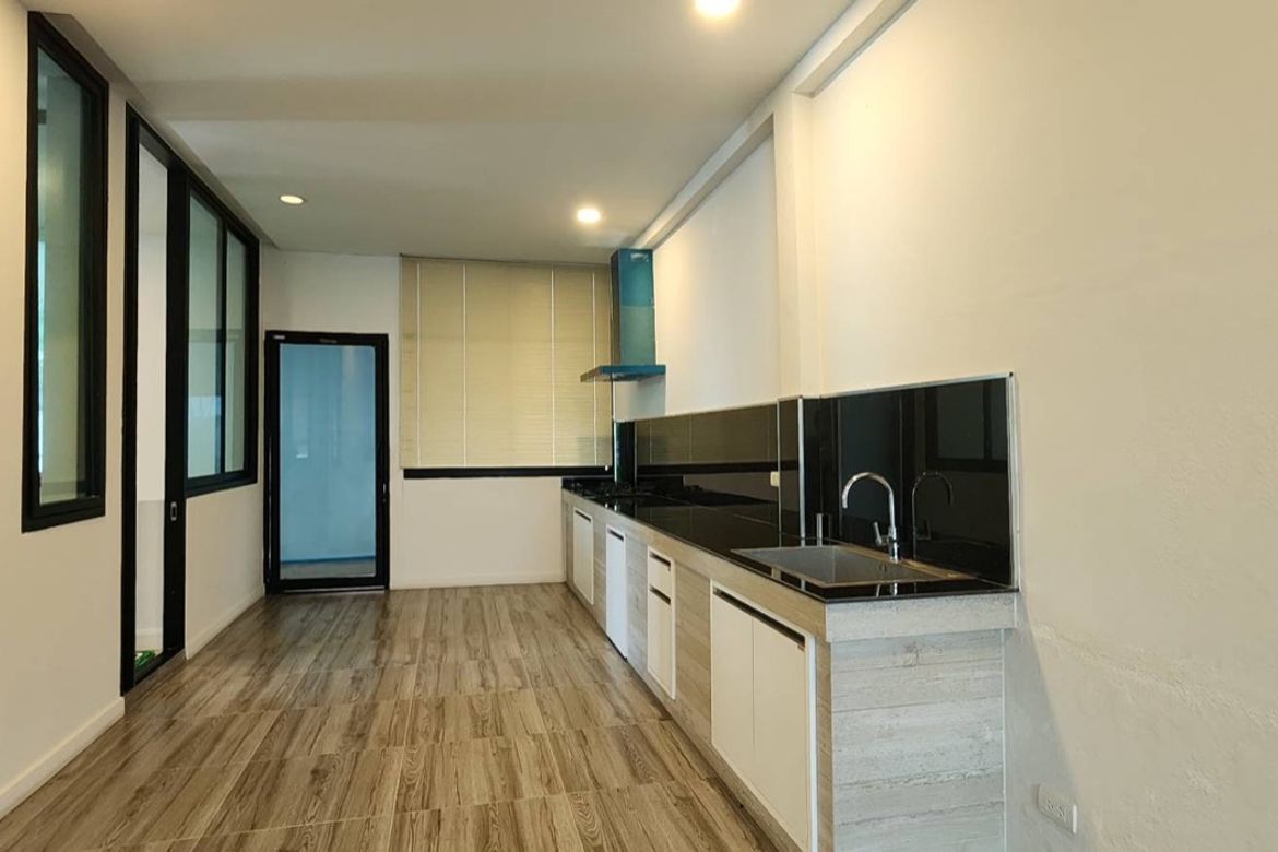 Modern style 4 bedroom house with pool for sale in San Kamphaeng