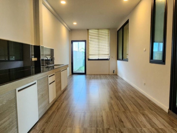 Modern style 4 bedroom house with pool for sale in San Kamphaeng