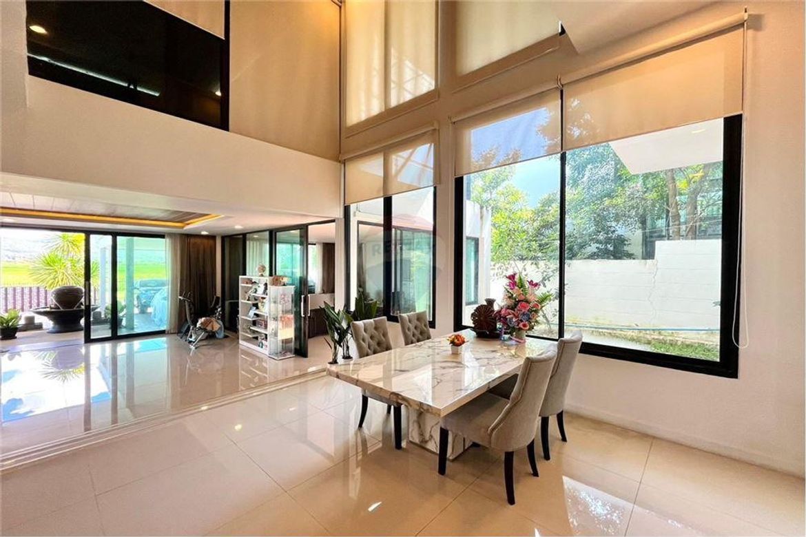 Modern style 4 bedroom house with pool for sale in San Kamphaeng