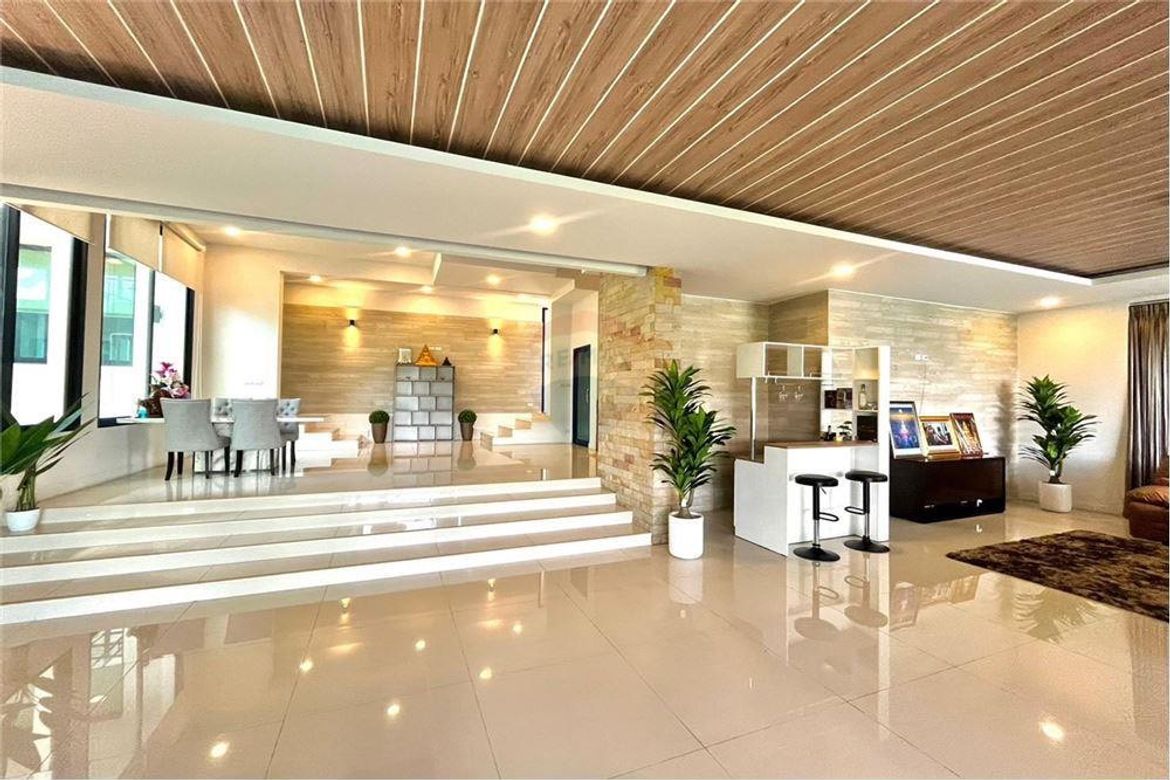 Modern style 4 bedroom house with pool for sale in San Kamphaeng