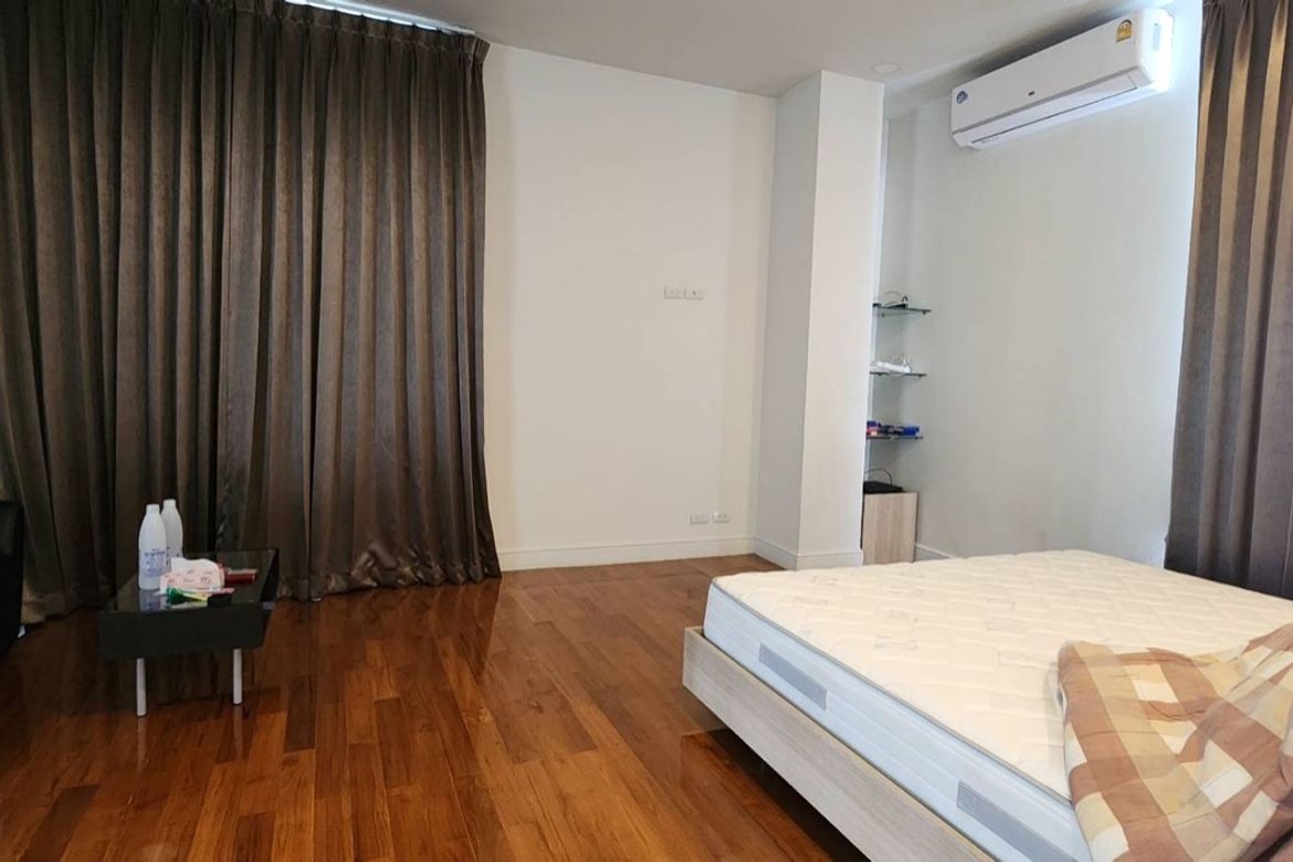 Modern style 4 bedroom house with pool for sale in San Kamphaeng