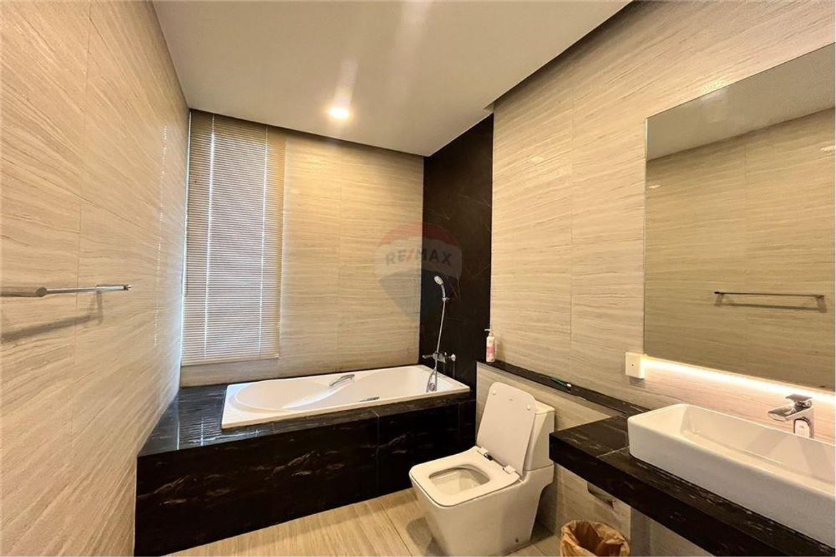 Modern style 4 bedroom house with pool for sale in San Kamphaeng