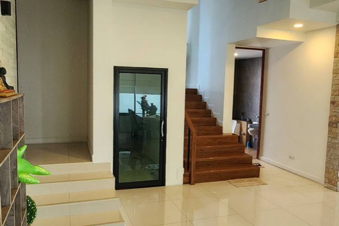 Modern style 4 bedroom house with pool for sale in San Kamphaeng