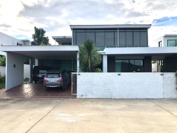 Modern style 4 bedroom house with pool for sale in San Kamphaeng