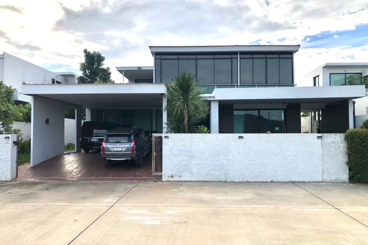 Modern style 4 bedroom house with pool for sale in San Kamphaeng