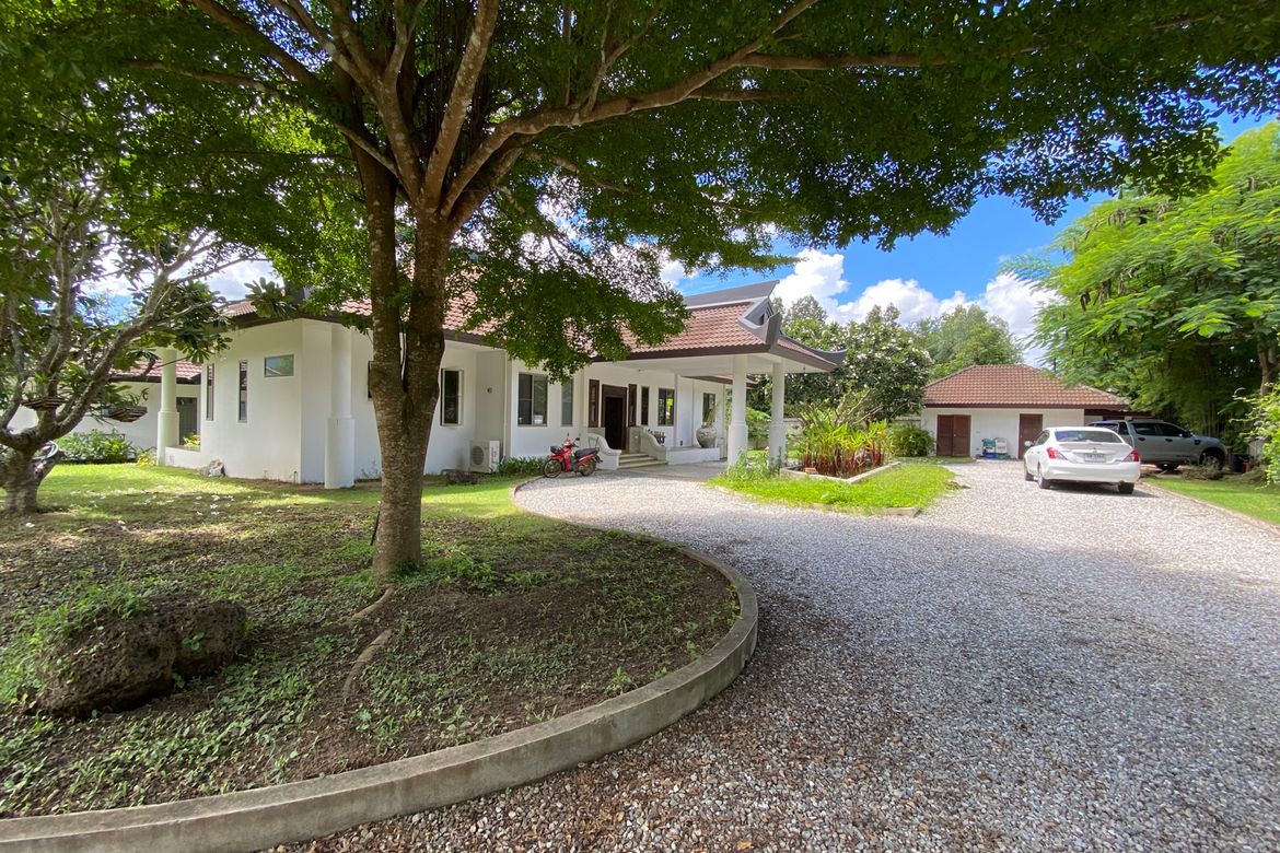 A unique pool villa for sale in Mae On