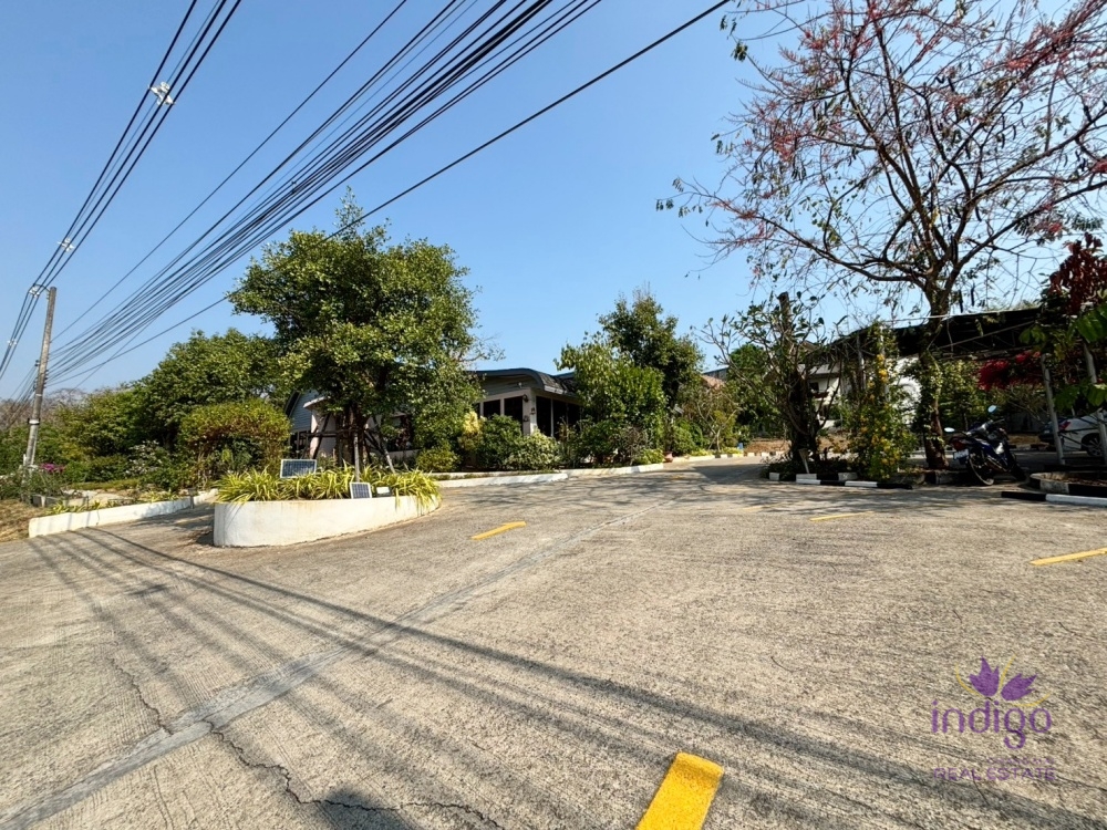Commercial property with restaurant and house for sale on a main tourist route in Mae Rim