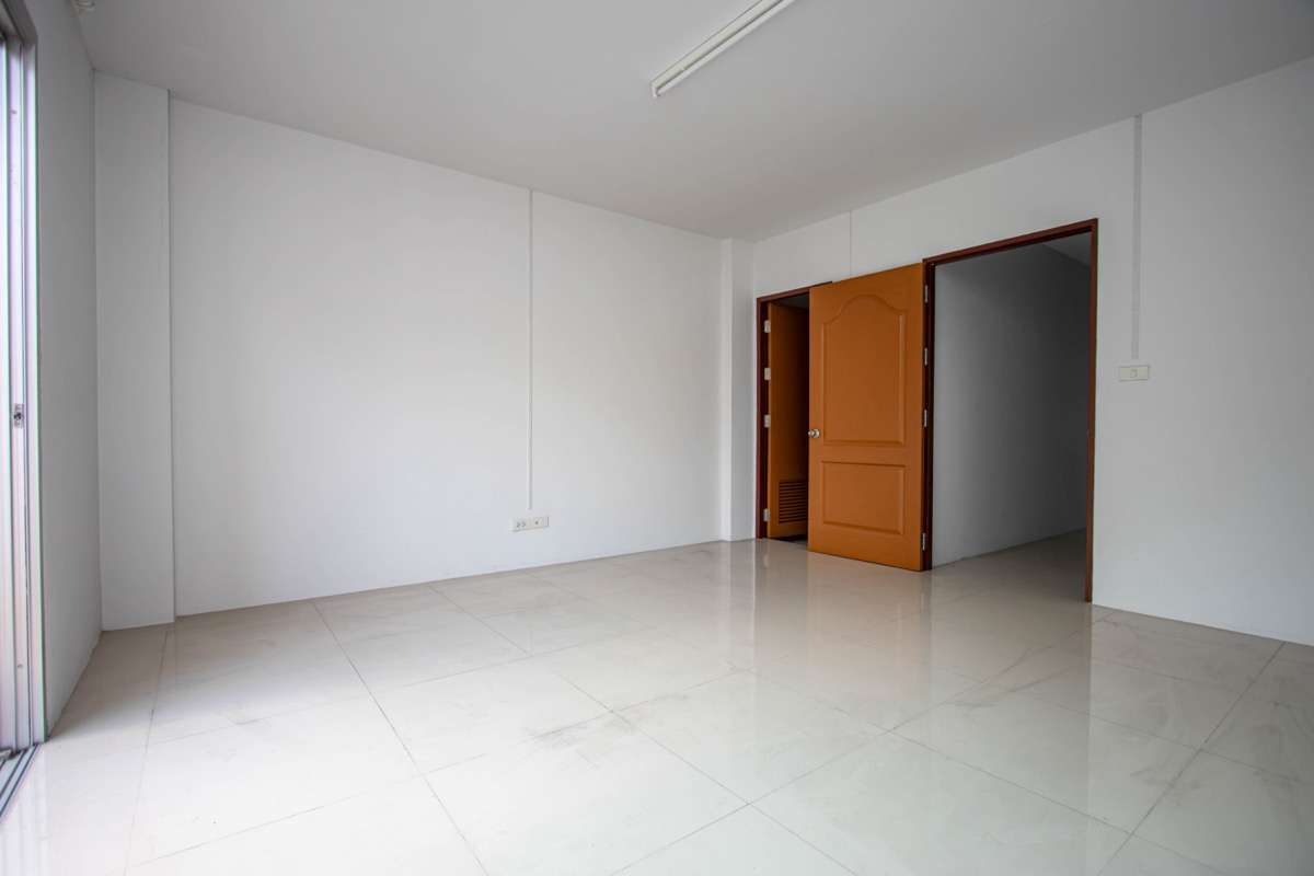 Versatile Three-Storey Townhouse/Home Business Unit in Santhitam-PH-CITY752