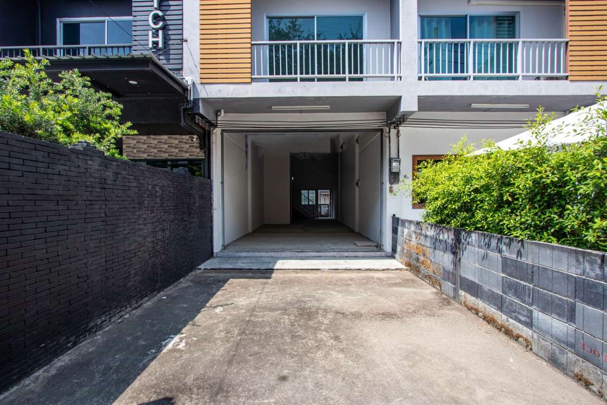 Versatile Three-Storey Townhouse/Home Business Unit in Santhitam-PH-CITY752