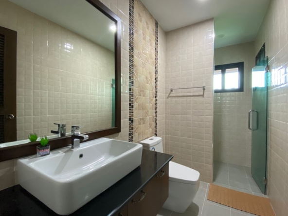 3 bed condo for sale in the golf course