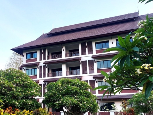 3 bed condo for sale in the golf course