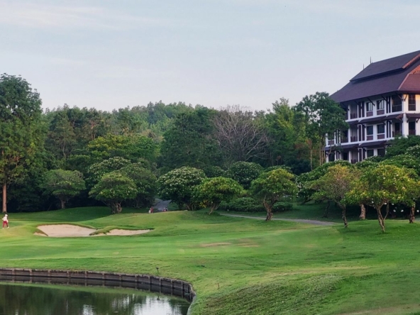 3 bed condo for sale in the golf course