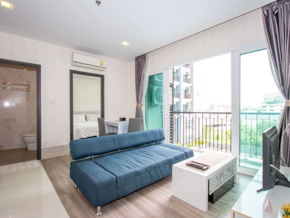 Contemporary One-Bedroom Apartment with Pool View and Prime Location for Sale-PH-PRIO018