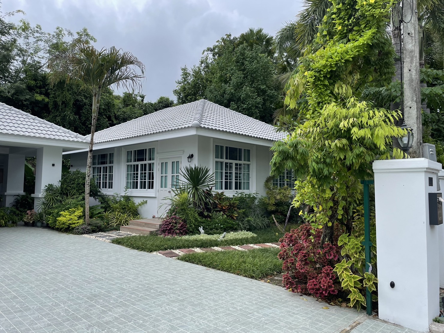 News refurbished 5 bedroom home with pool for sale-SHG-HS471